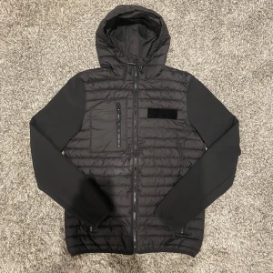 Tee jays Cardigan - Säljer en svart cardigan från Tee Jays. Cardiganen är (Helt ny)⭐️och passar perfekt nu inför våren! Storlek S passar S. Hör gärna av er om ni har funderingar!🙌