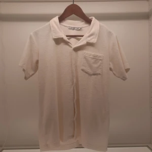 Vit kortärmad skjorta med ficka - Säljer en stilren vit kortärmad skjorta från 157. Skjortan har en klassisk krage och en praktisk bröstficka. Perfekt för en avslappnad look. 🕶️