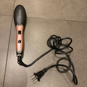  värmeborste - Andvänd endast två gånger men spm ny.  Gör hårstylingen lättare och snabbare.