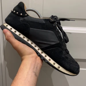 Valentino Rockrunner ( ÄKTA✅ - Valentino Rockrunner, äkta, storlek 44 men passar 43 tar emot byten