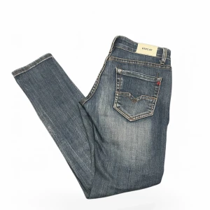 Replay jeans - Replay jeans i storlek 28/32. Jeansen är i bra skick och har inga defekter.jag säljer för 599kr och ny pris på dessa är runt 1899kr. Hör av vid frågor🔥