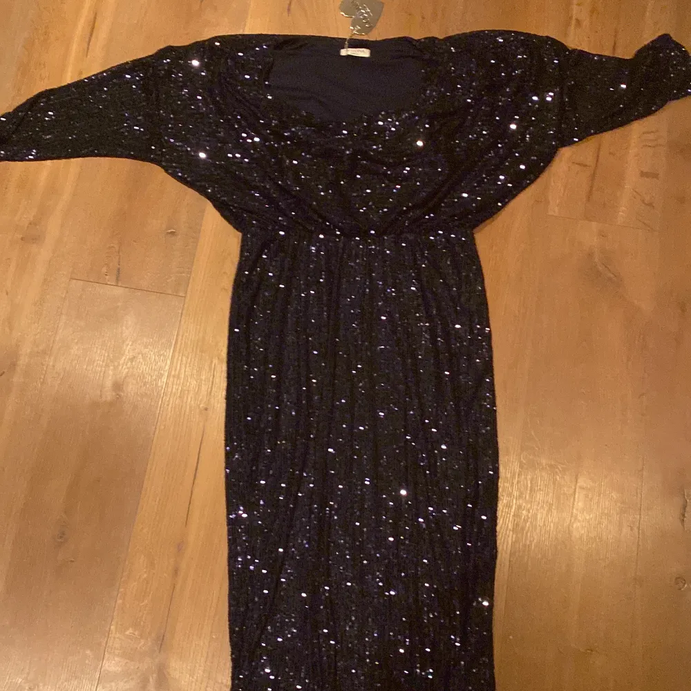 Säljer en elegant mörkblå klänning från Goddiva med glittriga paljetter. Klänningen har en cowl neck och är långärmad, perfekt för en festlig kväll. Den är i en smickrande passform som framhäver figuren. Perfekt för att glänsa på nästa event! ✨ord pris 715kr. Mekot.