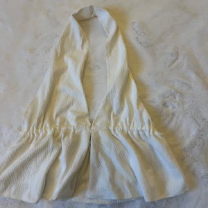 Vit halterneck topp från Gina Tricot - Halterneck topp storlek M, fint skick. 50kr + frakt