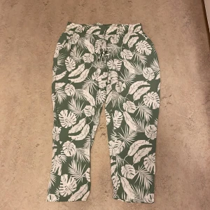 3/4 lång sommarbyxa från Hailys  -  Säljer trekvartslång och tunn sommarbyxa som går i färgerna ljusgrön och vit. Det är i storlek L men är små i storleken. Byxan har även resår och knytning i midjan. ⭐️
