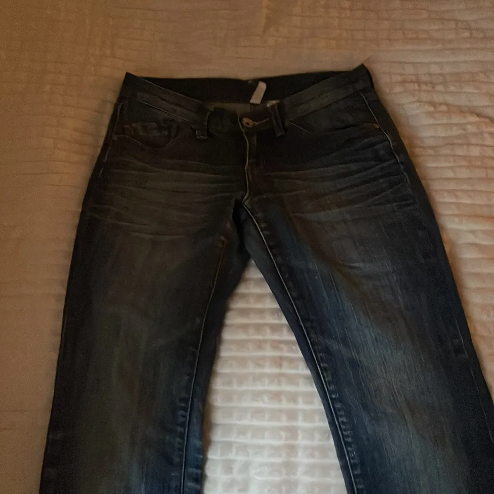 SKRIV INNAN DU KÖPER!!!! Vintage jeans från 2000-talet med broderade bakfickor. . Jeans & Byxor.