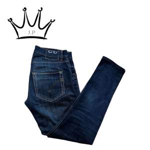 Säljer nu dessa fräscha marinblåa dondup jeans i passform Sam, skinnyfit. Storlek 33. Skick 9/10. Modellen är 182 och väger 74kg