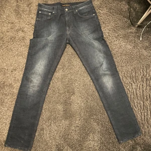 Nudie jeans - Säljer nu mina nudie jeans då dom inte kommer till användning. Färgen är mörk blå. Jeansen är i bra skick. Modellen är lean dean. Och är i storlek w32 L34 Skriv för fler frågor😊