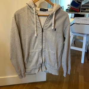 Säljer denna Ralph lauren hoodie då den inte används, hoodien har några små defekter som visas på bilderna. Skick:7/10 Storlek:m