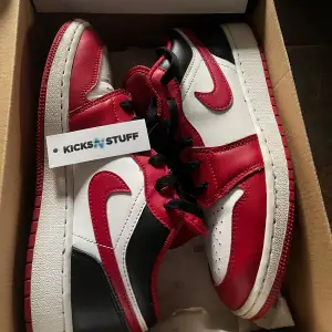 Säljer dessa väldigt snygga Jordan 1 low bulls i väldigt fräscht skick, kvitto med följer! Skriv vid övriga frågor 