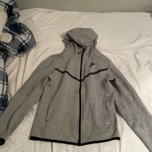 Nike tech fleece  - Säljer för att den inte har kommit till användning. Nyskick, använd 5 gånger