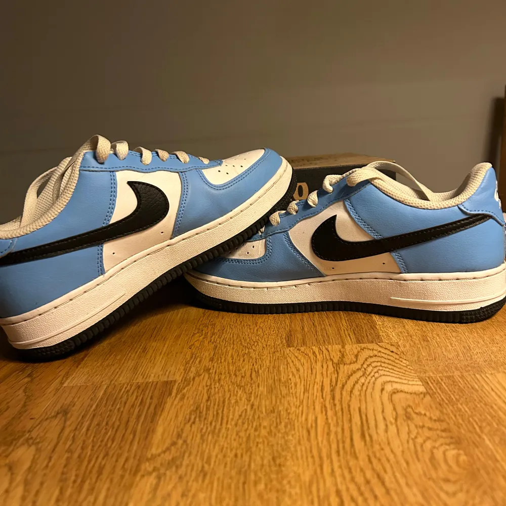 Airforce 1 university blue, storlek 37,5 säljes pågrund av för små, andvänd 1 gång sparsamt, pris kan diskuteras vid snabb affär, skriv gärna om funderingar / mer bilder!. Skor.