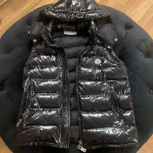 Moncler Väst - Moncler väst, oanvänd, pris diskuteras i dm