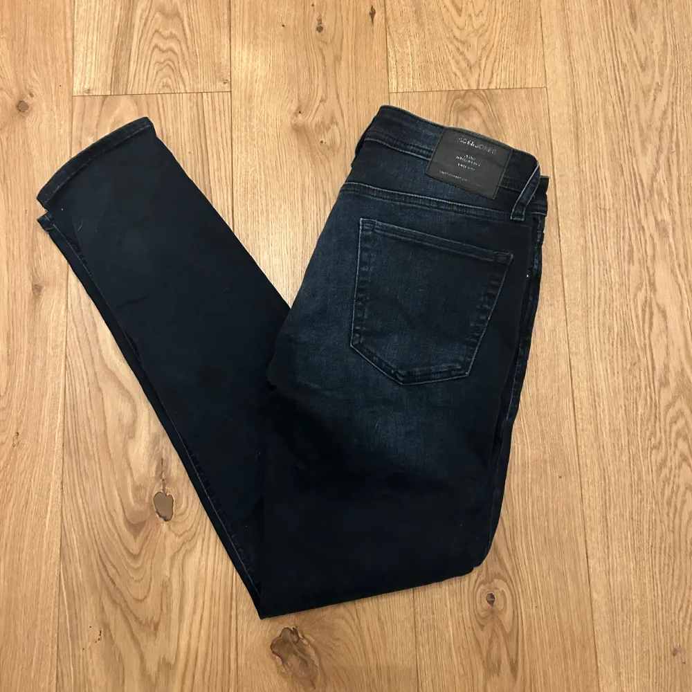 Jack and Jones Skinny Jeans | Skick: 9.2/10 | Färg: Svart | Storlek: 31/32 | Pris: 299kr | Fraktar via PostNord eller InstaBox på köparens bekostnad! | Hör av er vid minsta fråga eller fundering! . Jeans & Byxor.