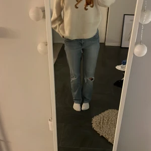Lågmidajde jeans  - Svincoola lågmidjade jeans med hål på knäet 😍😍 