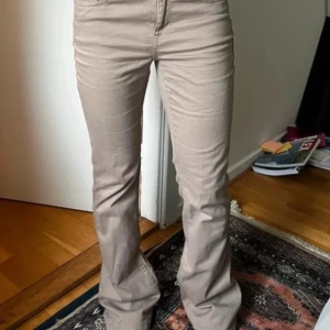Lågmidjade ascoola jeans! - Köpta på vinted (bilden är gamla säljarens) , märket är janina, så så fina! Nyskick 💕