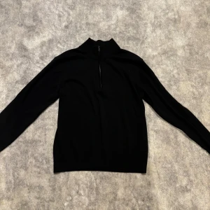 Uniqlo halfzip tröja - En stilren och skön tröja från uniqlo! Färgen är svart och storlek XS. Gjord på merinoull vilket är väldigt skönt mot huden. Jag har använt tröjan Max 3 gånger. Säljer för den är för liten! Skriv vid några funderingar!🙂
