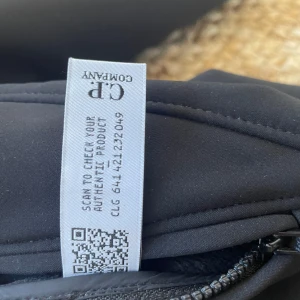 C.P COMPANY JACKA  - c.p company jacka! jätte bra skick! använd max 1 år helt ren’  pris kan diskuteras’🤝 köpte på nk för 4,700 säljer för 1500 du får legit en pang deal!!