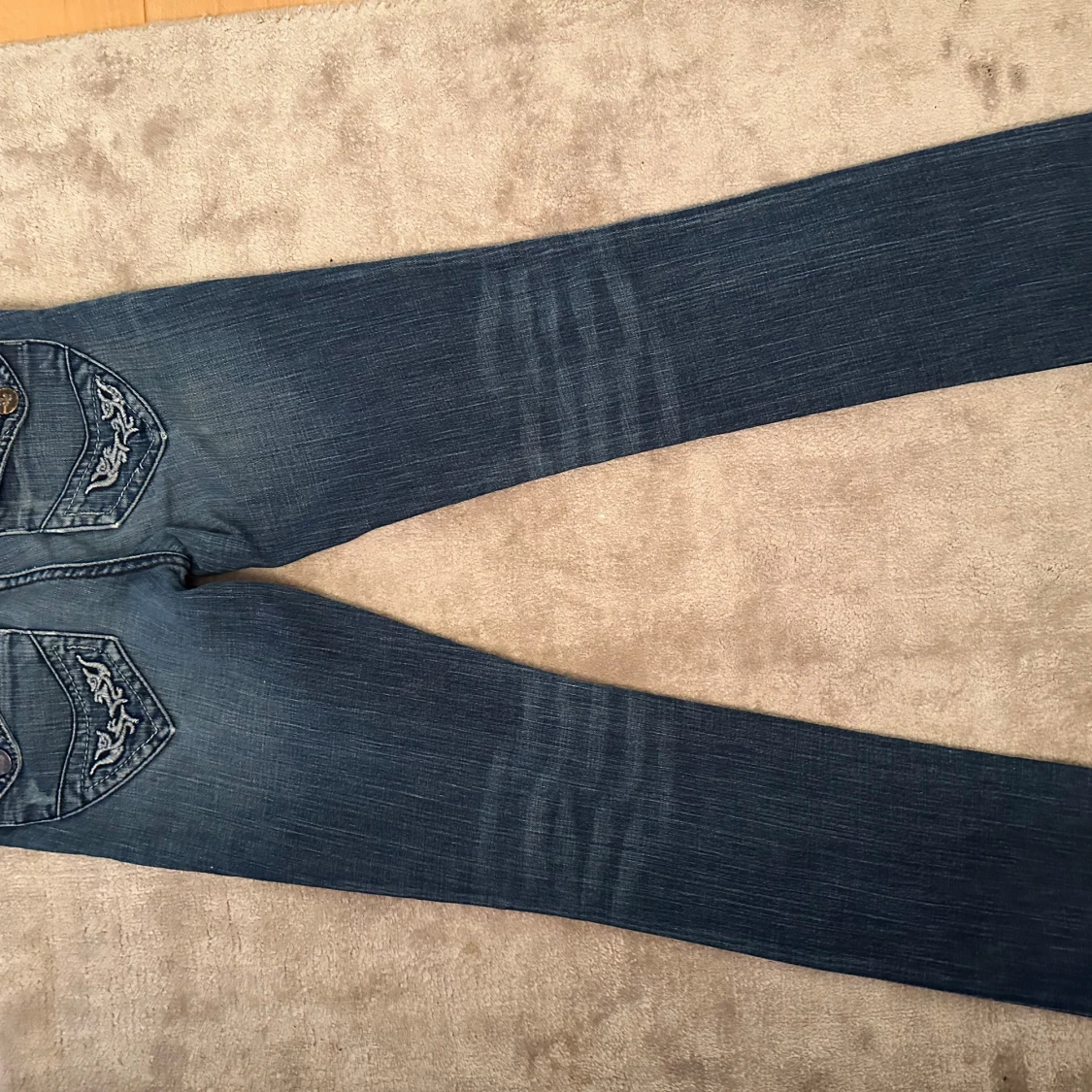 Blå jeans med broderade fickor - 91