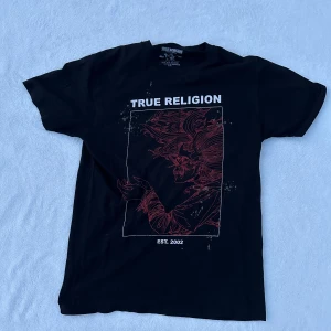 True Religion EST. 2002 Tröja - Bra skick, använd sparsamt Pasaar M Dma för fler bilder och frågor