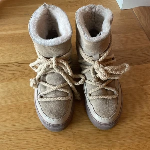 Inuikki  - Inköpta förra våren, knappt använda!!  Säljs då dem tyvärr blivit för små ☺️☺️