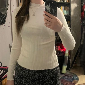långärmad vit tröja ribbad - suuuper fin men jag har aldrig på mig vit längre 😭 kan bli lite see through men det är snyggt! liten polo. använd köp nu