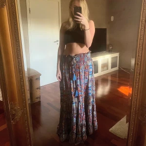 Mönstrad kjol - En lång mönstrad kjol som är köpt i Cypern med stuk av bohemisk. Använd fåtal gånger. Storlek ca L-M