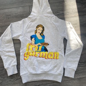 Fru Gårman hoodie - Sprillans ny hoodie från revenite. Säljs på grund av fel storlek. Ny pris är 699kr men jag säljer för 349kr. Den är storlek xxs. Köparen betalar för frakt