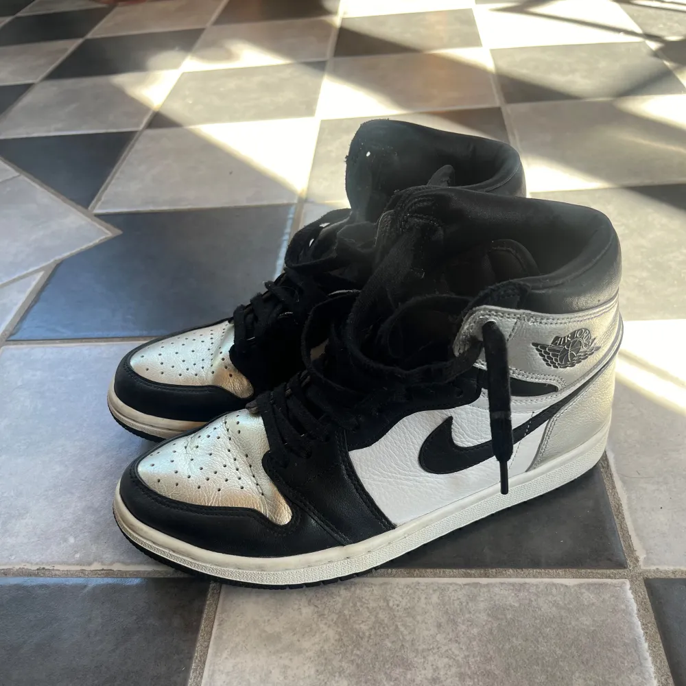 Jordan 1 retro High silver toe. Stl 40 i väldigt bra skick. . Skor.