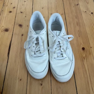 Reebok Club C 85 Vintage skor - Simpla fina skor från Reebok i bra skick! Har bara använts inomhus men sparsamt. Nypris: 1335:-