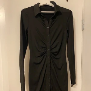 Svart button up klänning - Svart button up klänning Knappar 