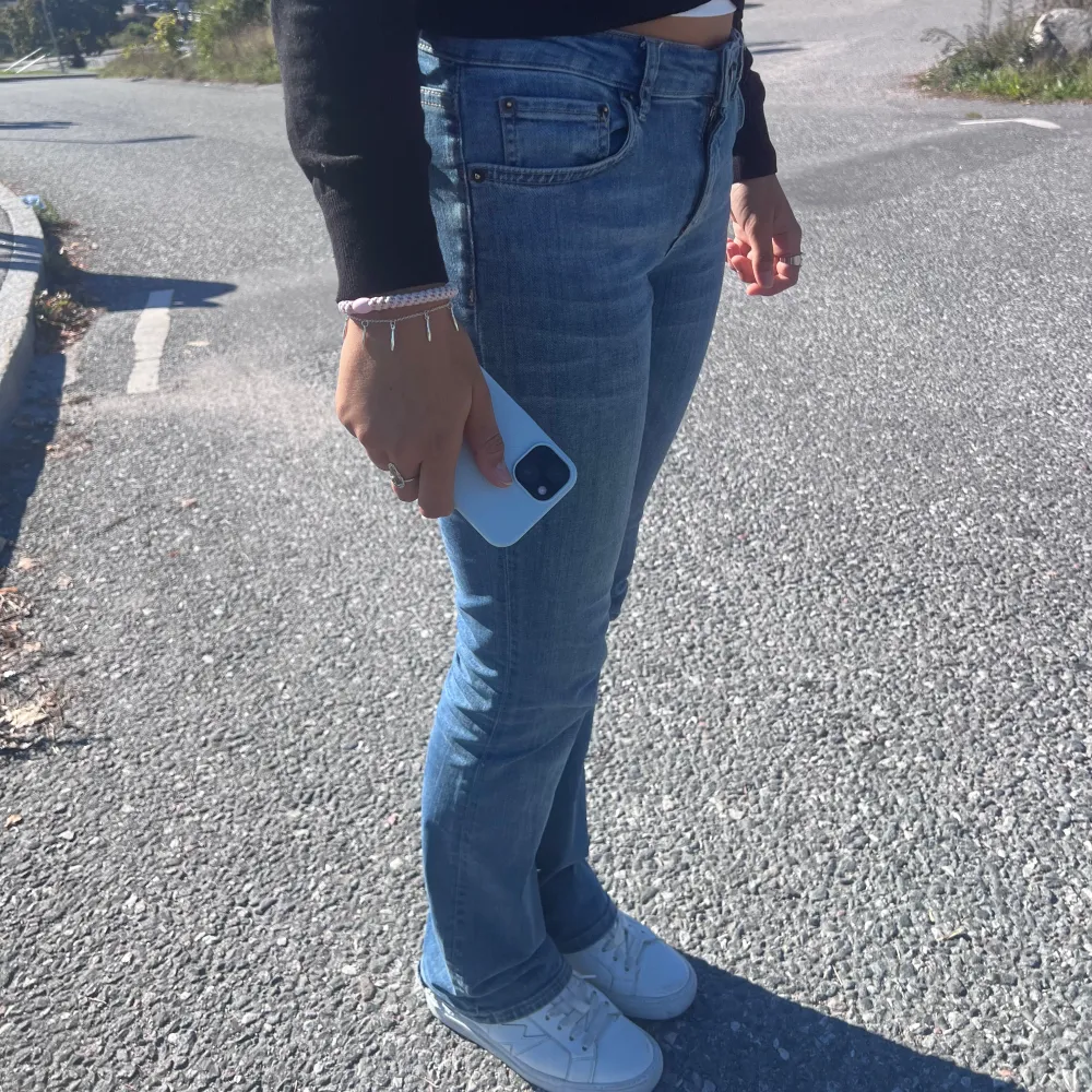 Ett par jätte snygg lågmidjade bootcut jeans från zara! . Jeans & Byxor.