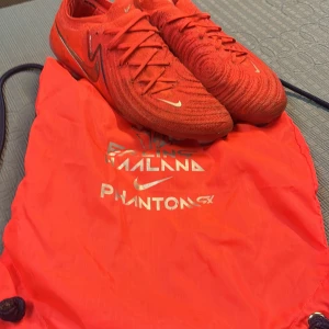 Sling haaland phantoms - Använda i ca 4 månader. Det ända felet är att Chromet på soalplaten är borta. Köpta för 3200kr