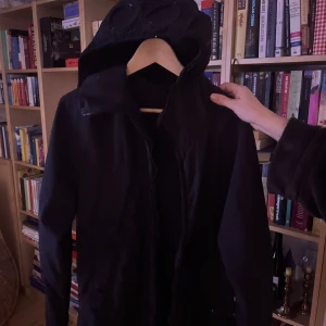 CP company(GOGGLEJACKET) - En mycket fin cp company jacka som är knappt använd som ny och äkta! Storlek m, Nypris 4000