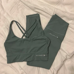 Träningsset - Träningsset med tights och sport-bh från Relode. I modellen mercy och färgen grön.   True To size och inte genomskinliga. Sitter som ett andra lager hud och är extremt mjuka mot kroppen. Håller sig uppe tack vare midjan.   Båda delar är i storlek M. 