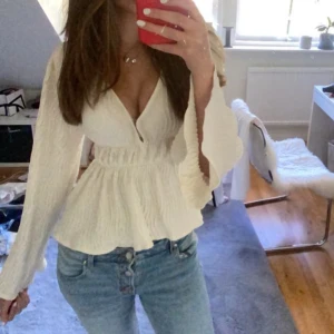 Blus från Gina  - Blus från Gina tricot, nästan oanvänd. Storlek S 