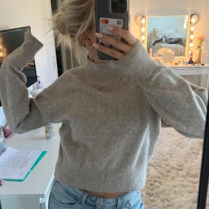 Stickad tröja - Stickad polotröja från & other stories ❣️