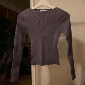 Zara tröja - Ribbad tröja från zara! Super fin blå lila färg, har en slit på bägge sidorna (se på bild 3) ☺️inte min stil längre, inga defekter