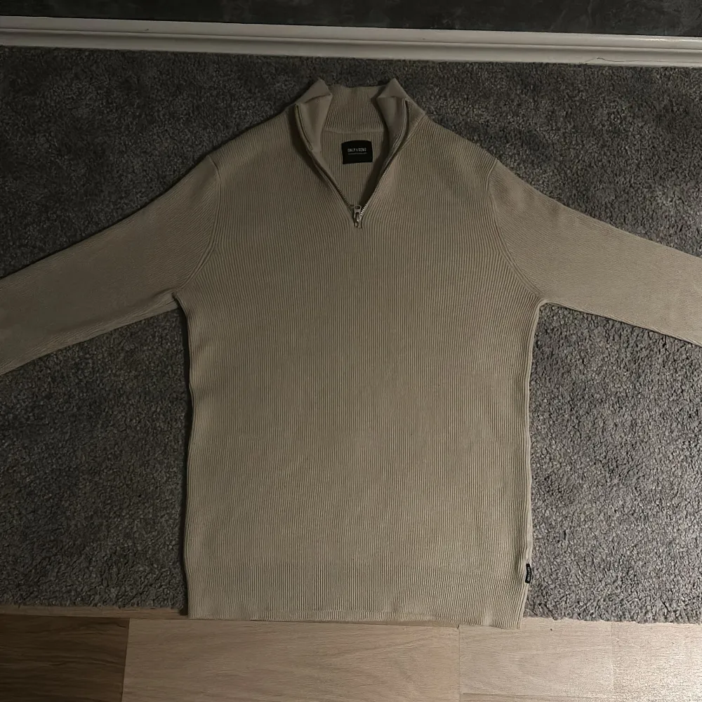 Säljer en snygg beige half-zip tröja ifrån ONLY & SONS. Tröjan är HELT ny och använd 1-2 ggr (fick den i födelsedags present för ca 1 månad sedan) Men eftersom den inte riktigt passar min smak säljer jag den för bra pris! ORG PRIS: 700 KR!. Tröjor & Koftor.