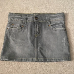 Jeans kjol - En jättefin grå jeans kjol från Tally Weijl. Den är i storlek xs💕Det är bara att skriva om ni vill ha mer info eller bilder🙌