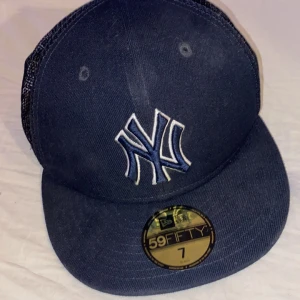 new era keps - new era keps i bra skick som är knappt använd, size 7, 55.8cm, mörkblå, rak skärm