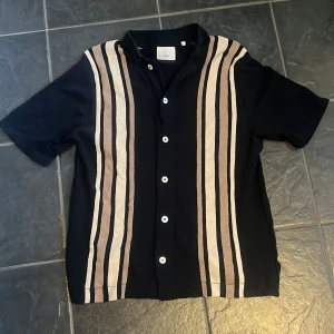 Piké storlek M - Riktigt fin pike från märket Bläck i storlek M använd fåtal gånger   Den är mörkblå med lite bruna ränder 