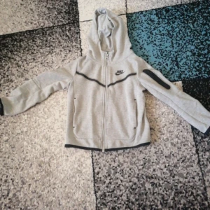 Nike tech tröja - Den är äkta nike. DEN ÄR FÖR BARN!.