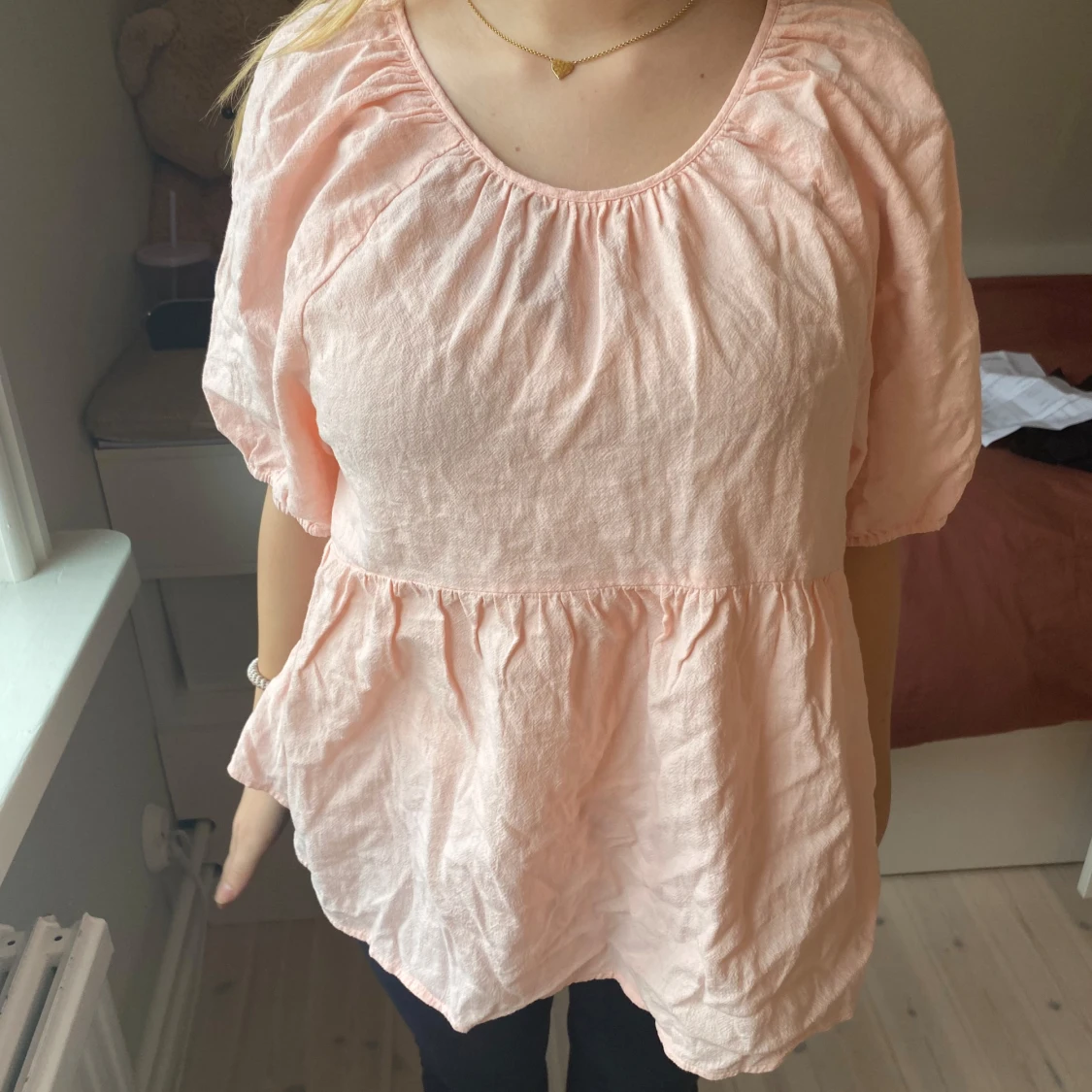 Rosa blus med öppen rygg