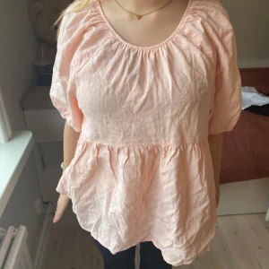 Rosa blus med öppen rygg - Så fin och gullig