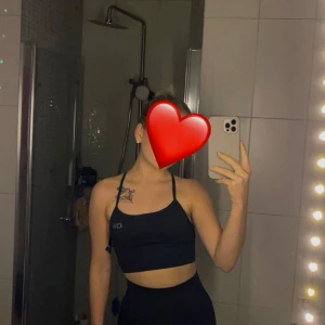 Svart träningstopp från ICANIWILL - ICIW träningsset - långa träningstight + topp i färgen Dark Teal. Använd max 3 gånger, passar XS/S. Original pris tillsammans 1248 kr 💖