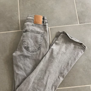Gråa jeans från bikbok  - Super snygga jeans från bikbok💗dom är i storlek Waist 27 och Längd 32. Dom är ändrat använd 2 gånger och finns inga defekter på jeansen💗