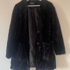 Pull and Bear Black Jacket - I have used this jacket sometimes in the past few months, however, I do not feel that it fits me anymore so I would like to sell it :) It does not contain any defects or imperfections, it is in perfect condition and it is pretty warm and fluffy.