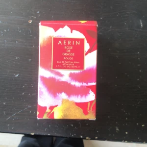 Aerin Rose de Grasse Rouge Eau de Parfum - Säljer en lyxig parfym från Aerin, Rose de Grasse Rouge. Jag har luktat på den men den är helt oandvänd. Orginal priset är ungefär 2 700 jag säljer den för 500:-
