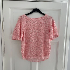 Mönstrad blus - Fin blus med små korallfärgade blommor! 