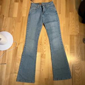 säljer ett par assnygga vintage lågmidjade bootcuts från levis i storlek 26/36, passar tyvärr inte mig 